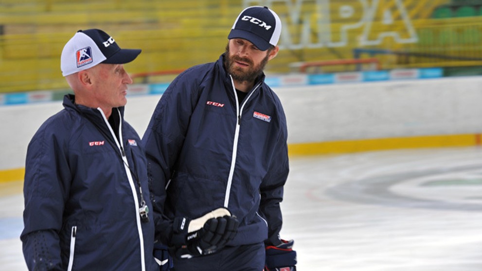 Tréner hokejovej reprezentácie Craig Ramsay (vľavo) a Michal Handzuš.