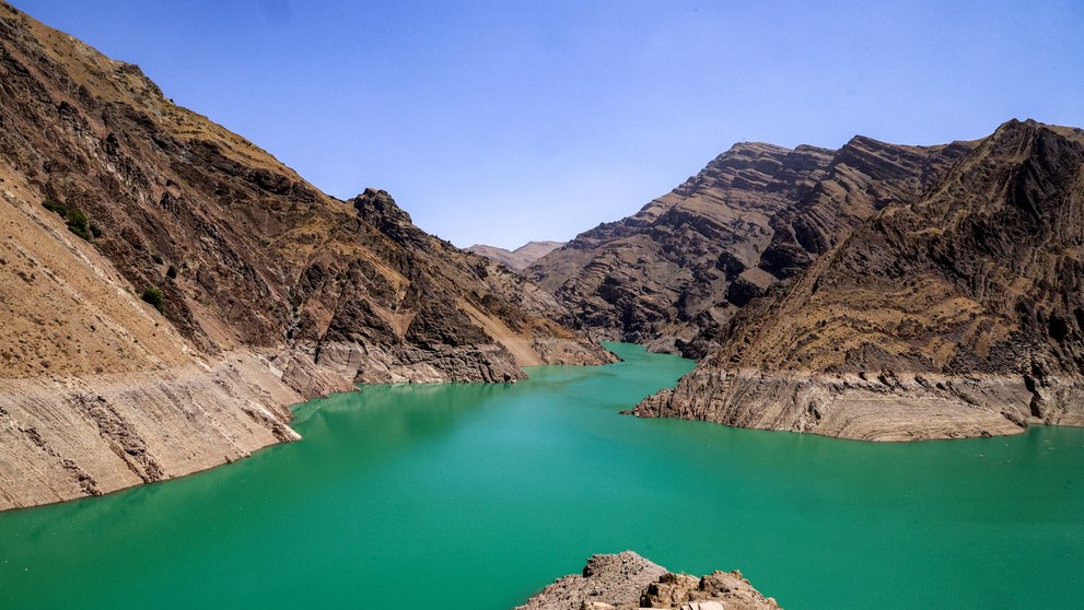 Znížená hladina vody je zachytená na fotografii v nádrži za priehradou Amir Kabir na rieke Karaj v pohorí Alborz na severe Iránu.