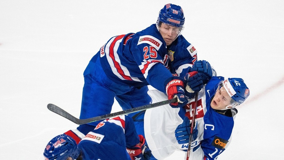 Sprava kapitán Slovenska Samuel Kňažko a Američan Tyler Kleven na MS juniorov 2022.