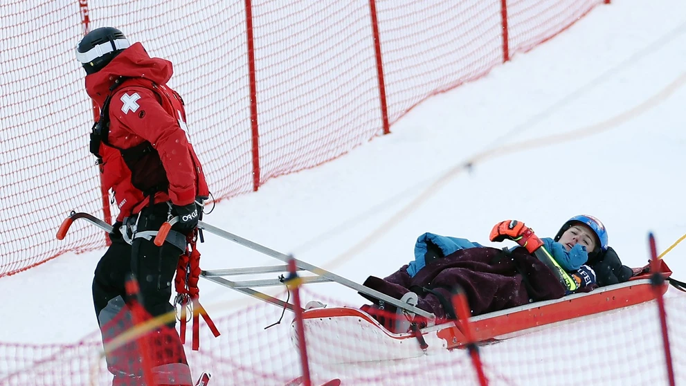 Shiffrinová v opatere záchranárskych jednotiek.