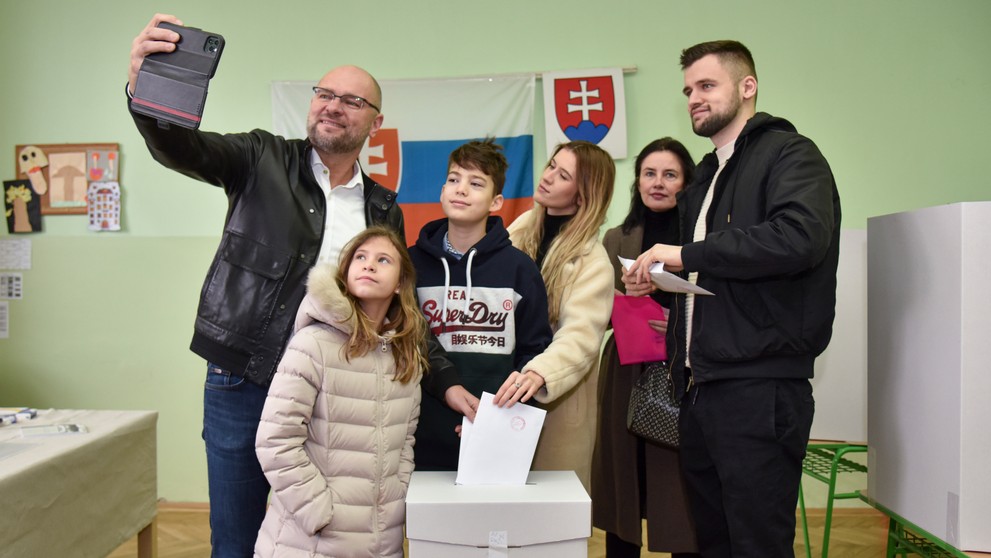 Richard Sulík vhadzuje hlasovací lístok spolu s rodinou počas volieb do NRSR (29.2.2020)