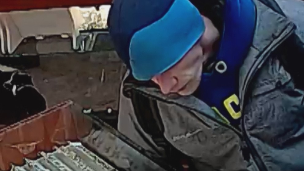 Zlodej v zlatníctve.