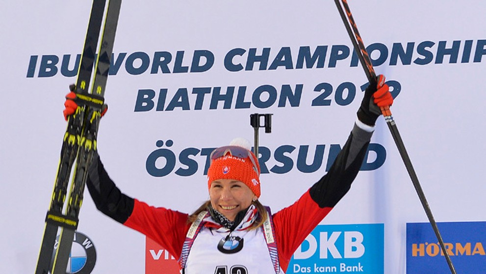 Zľava alpské lyžiarky Mikaela Shiffrinová a Petra Vlhová reagujú po obrovskom slalome v Špindlerovom Mlyne.