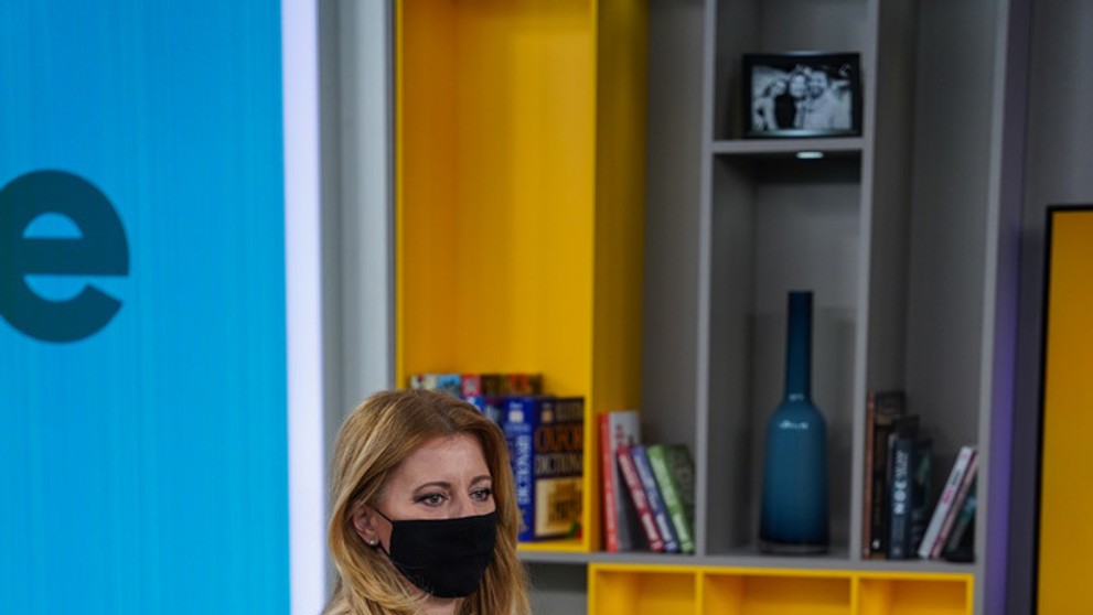 Prezidentka Zuzana Čaputová v Teleráne s moderátormi Romanom Juraškom a Lenku Šóošovou.