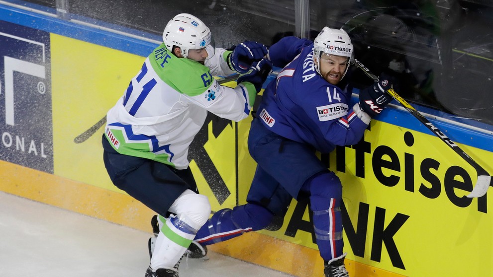 Francúz Stéphane da Costa (vpravo) uniká Jurimu Repemu zo Slovinska v stretnutí MS 2017.