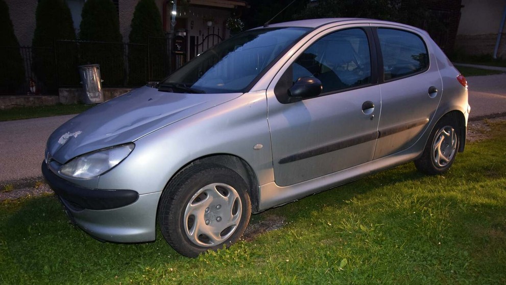 Poškodené auto pri nehode v obci Dolná Poruba.