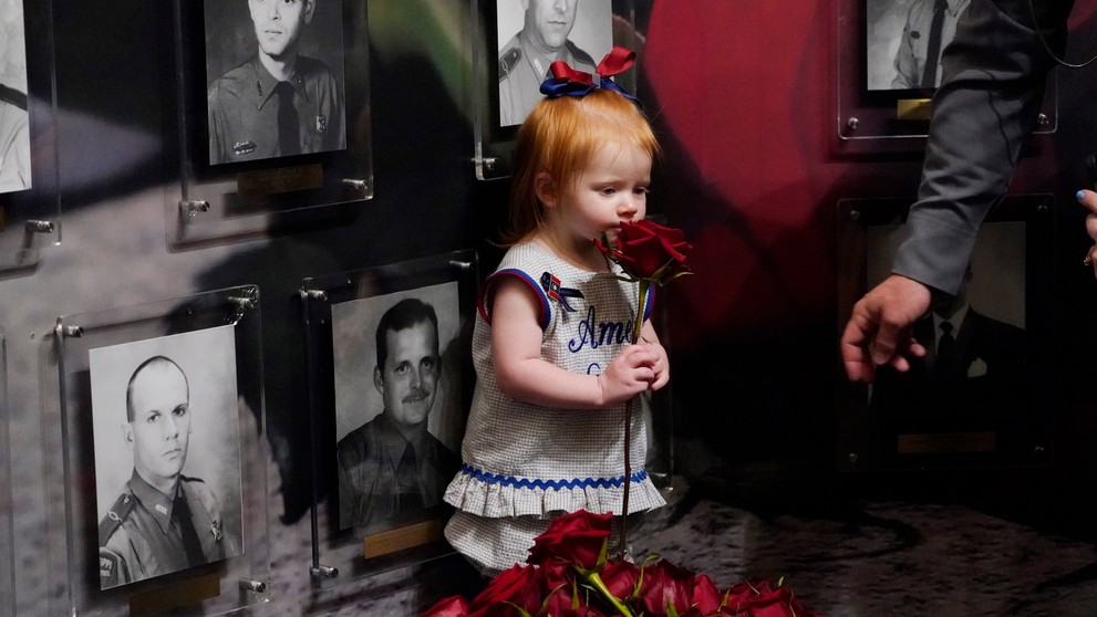 Dievčatko drží v rukách ružu počas spomienkovej akcie na príslušníkov polície, ktorí zahynuli počas služby v meste Jackson v americkom štáte Mississippi.