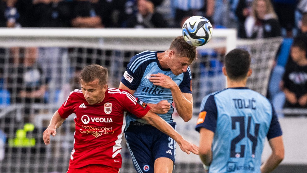 Zľava Martin Rymarenko (Banská Bystrica) a Siemen Voet (Slovan) počas zápasu 2. kola Niké ligy.