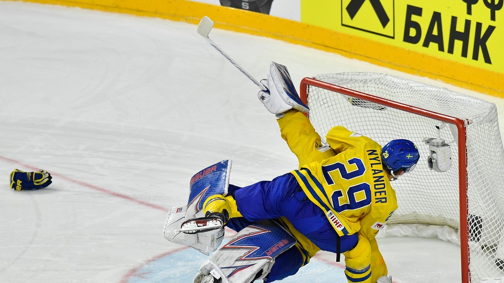 William Nylander a Henrik Lundqvist oslavujú víťazstvo na Kanadou.