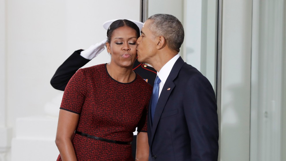 Barack Obama bozkáva svoju manželku Michelle Obamovú počas čakania na príchod Donalda Trumpa v Bielom dome.
