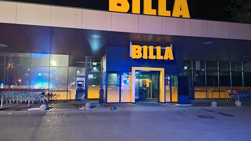 Poškodený bankomat v Piešťanoch