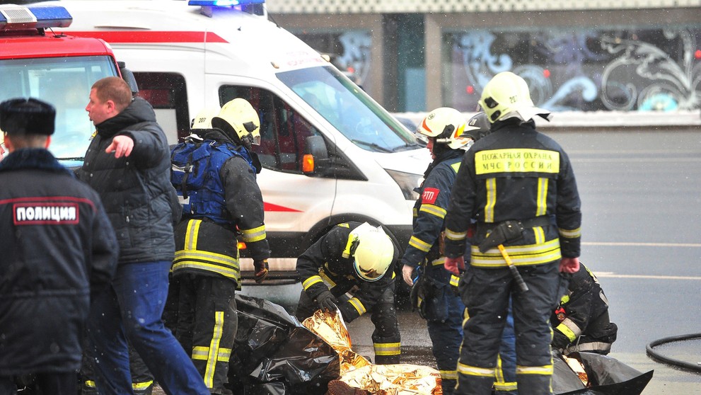 Záchranári pracujú na mieste nehody autobusu v Moskve 25. decembra 2017.