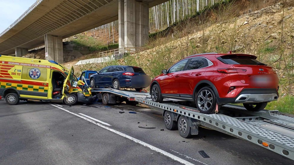 Sanitka sa zrazila s odťahovkou.