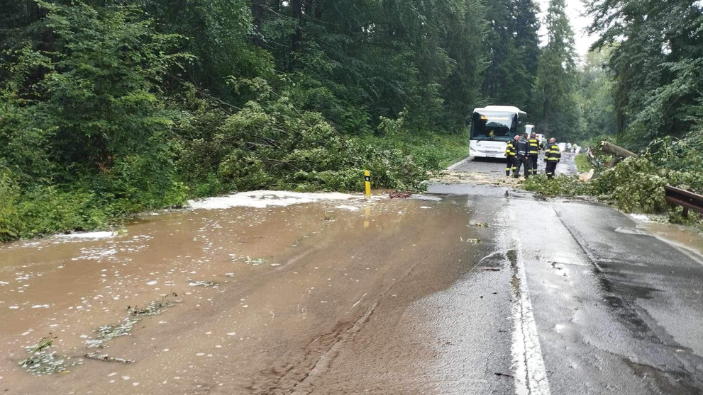 Prívalová povodeň sa prehnala obcou Mníšek nad Hnilcom.