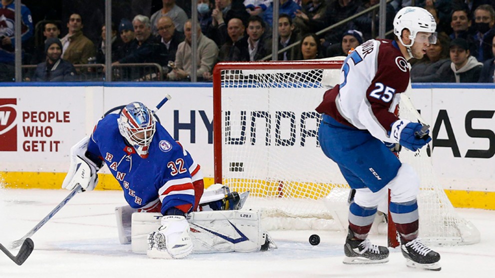 Na snímke vľavo slovenský brankár Rangers Adam Húska inkasuje gól.