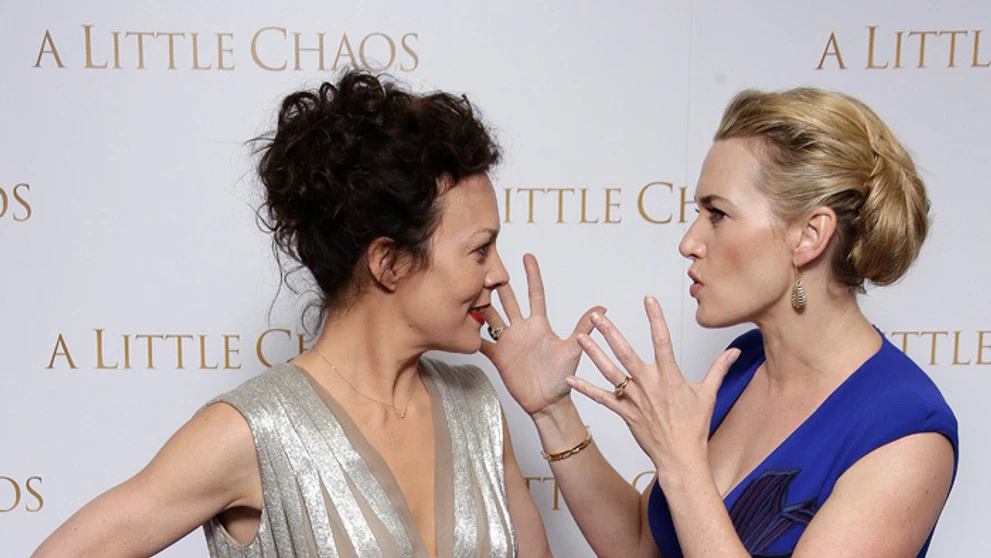  Kate Winsletová (vpravo) a Helen McCroryová počas príchodu na britskú premiéru filmu A Little Chaos.