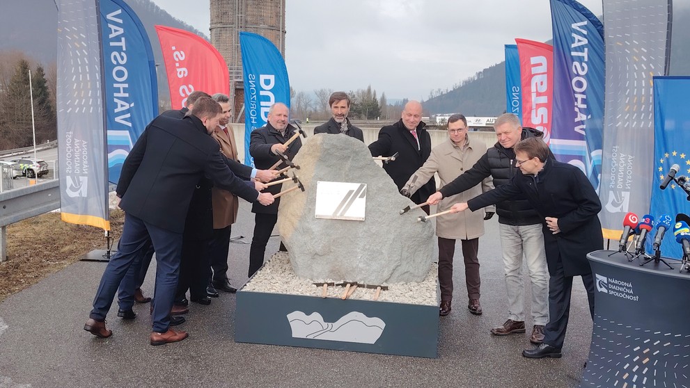 Poklepanie základného kameňa výstavby najdlhšieho chýbajúceho úseku D3.