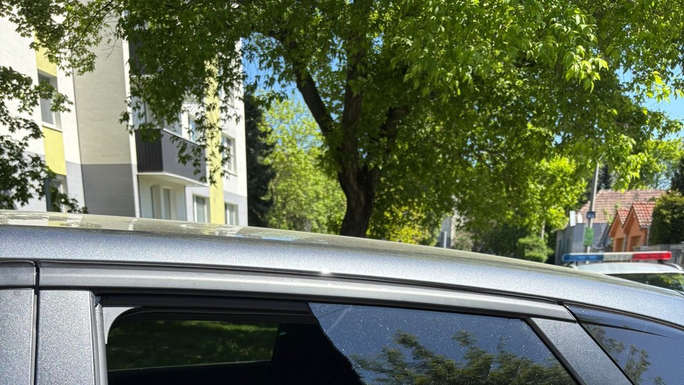Neznámy páchateľ poškodil auto Zuzany Petkovej priamo pred domom.