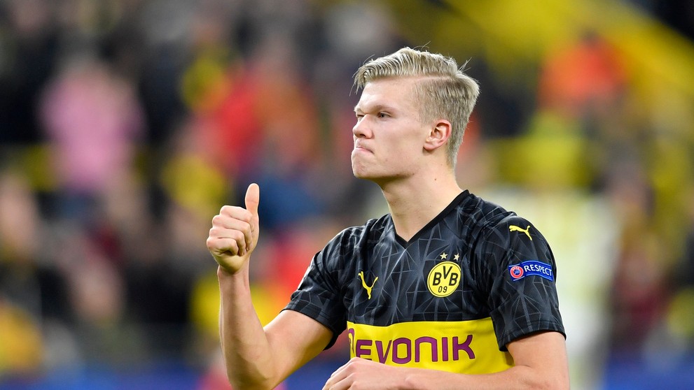 Zľava Erling Haaland a Dan-Axel Zagadou z Borussie Dortmund oslavujú gól v prvom osemfinále LM proti PSG.