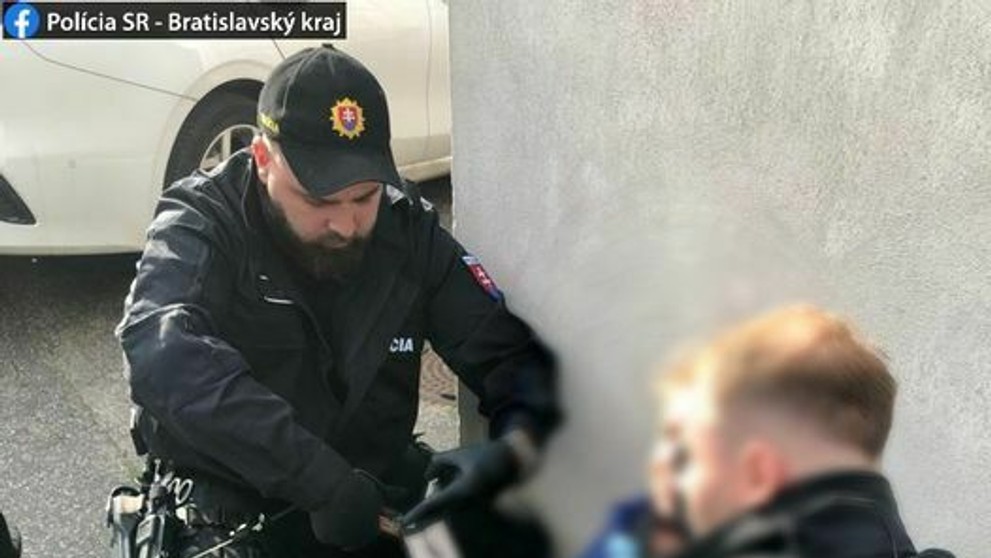 Polícia ošetruje ženu, na ktorú zaútočil mladík.