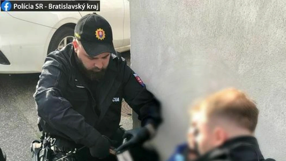 Polícia ošetruje ženu, na ktorú zaútočil mladík.