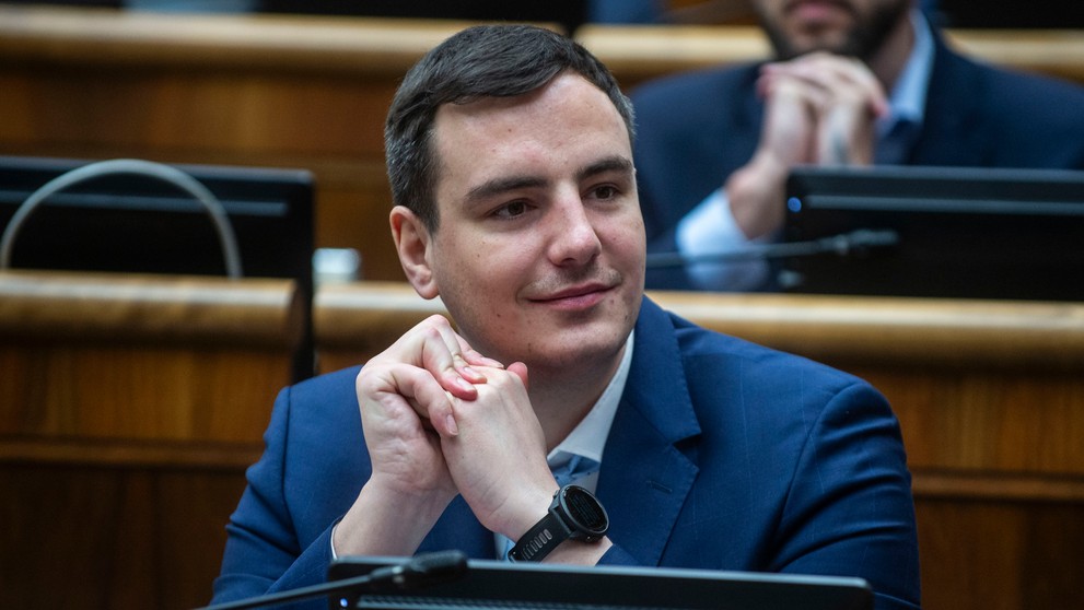 Na snímke poslanec Národnej rady SR Dávid Dej (Progresívne Slovensko) počas rokovania 6. schôdze parlamentu.