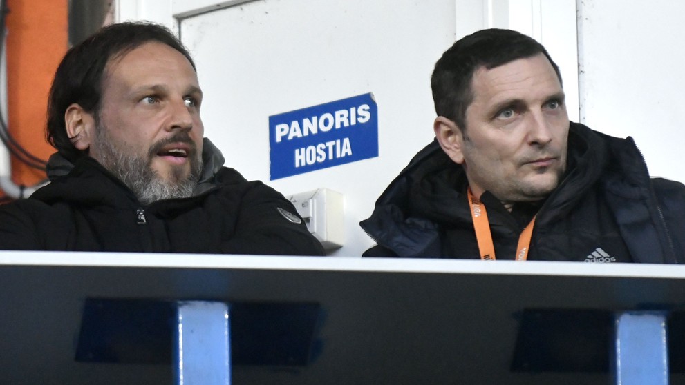 Vľavo tréner Košíc Ján Kozák ml. v hľadisku s vedúcim mužstva Romanom Šimkom v 2. kole nadstavby Niké ligy skupiny o udržanie sa proti Michalovciam.