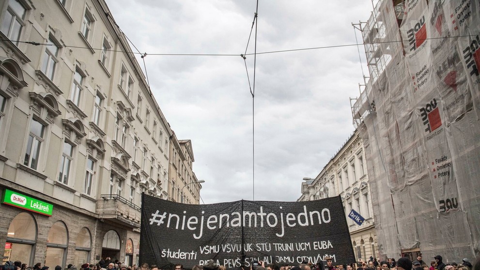 Na snímke účastníci tichého pochodu študentov a slušných ľudí