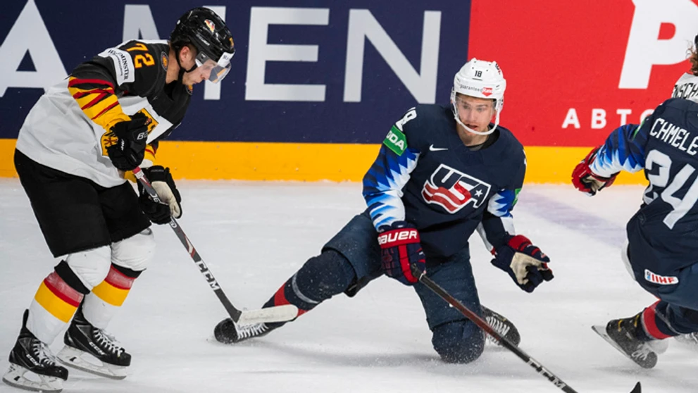 Dominik Kahun (Nemecko) a Jack Drury (USA).