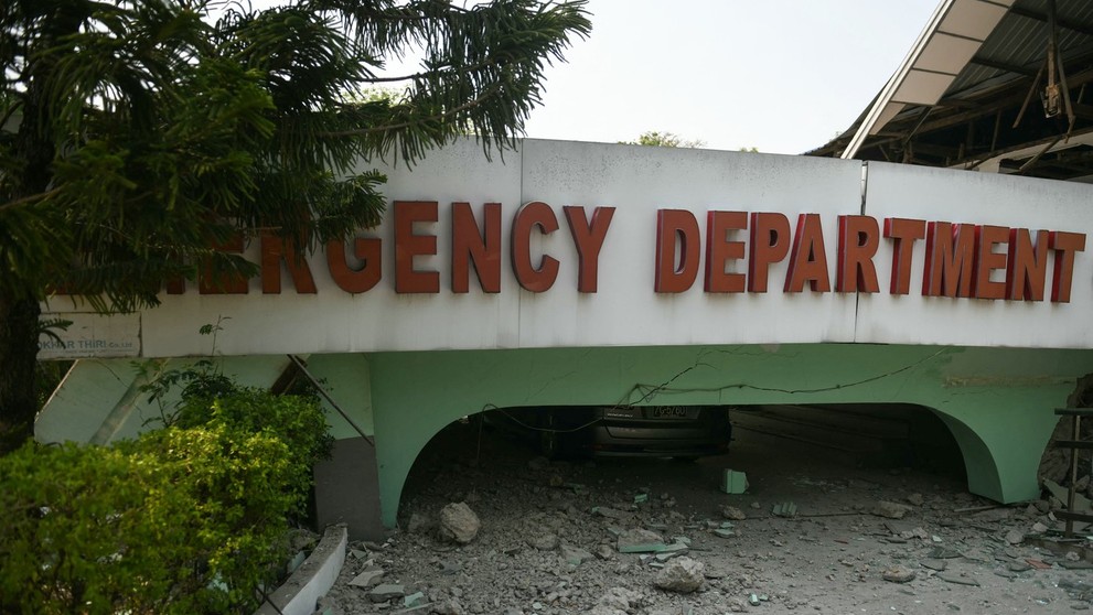 V mjanmarskom meste Naypyidaw sa po otrasoch čiastočne zrútila nemocnica.