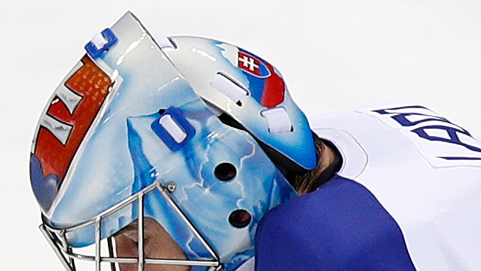 Gólman Slovenska Ján Laco chytá puk v osemfinále ZOH 2018 proti USA.