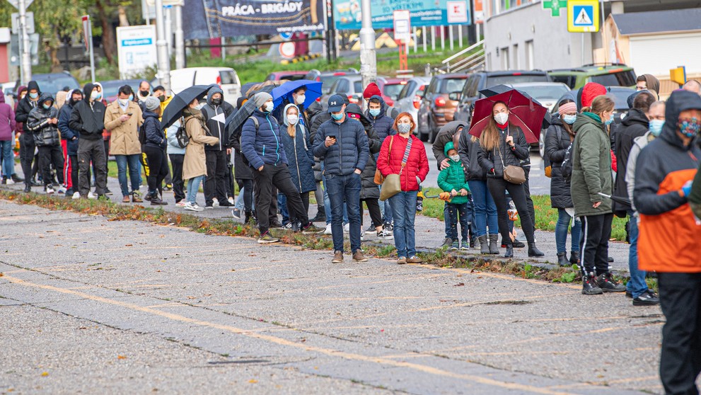 Na snímke ľudia čakajú na testovanie v trenčianskej tržnici.