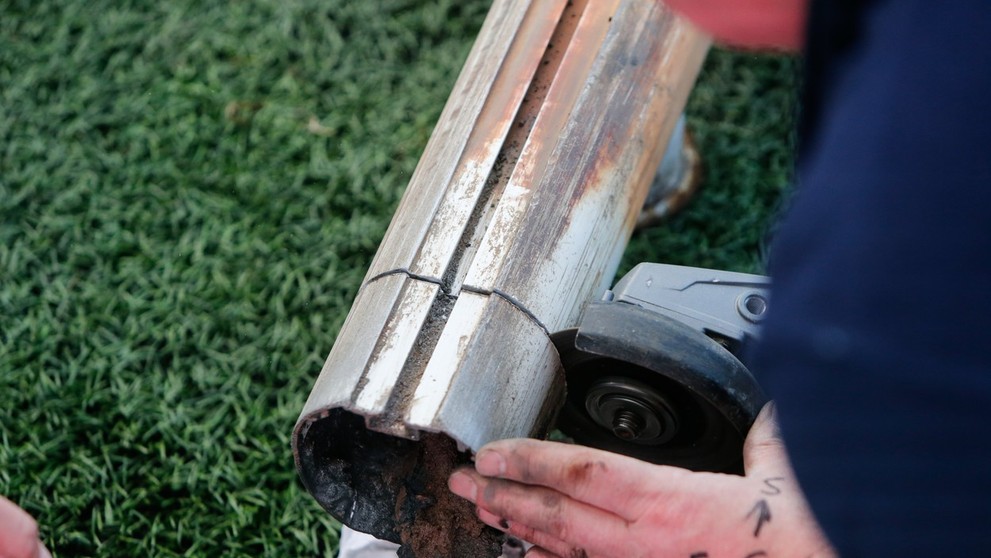 Robotníci upravujú bránky pred zápasom Hull - Birmingham.