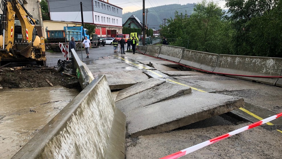 V Kysuckom Lieskovci voda strhla most.