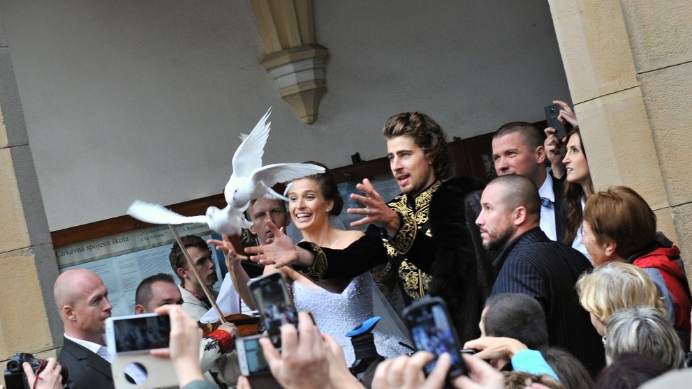 Peter Sagan a manželka Katarína vypustili holubice po obrade v kostole v Dolnom Kubíne. 11. novembra