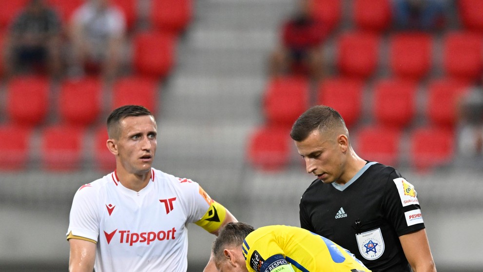 Zľava Damián Bariš (AS Trenčín), Eynel Soares (AS Trenčín) a Igor Žofčák (Michalovce) v zápase 2. kola Niké ligy.