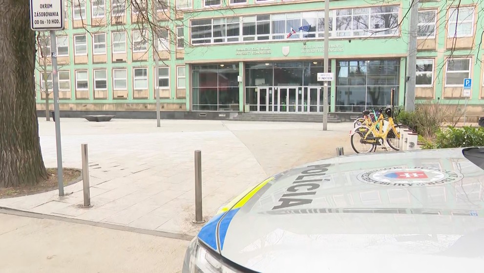 Zásah policajtov na vysokej škole.