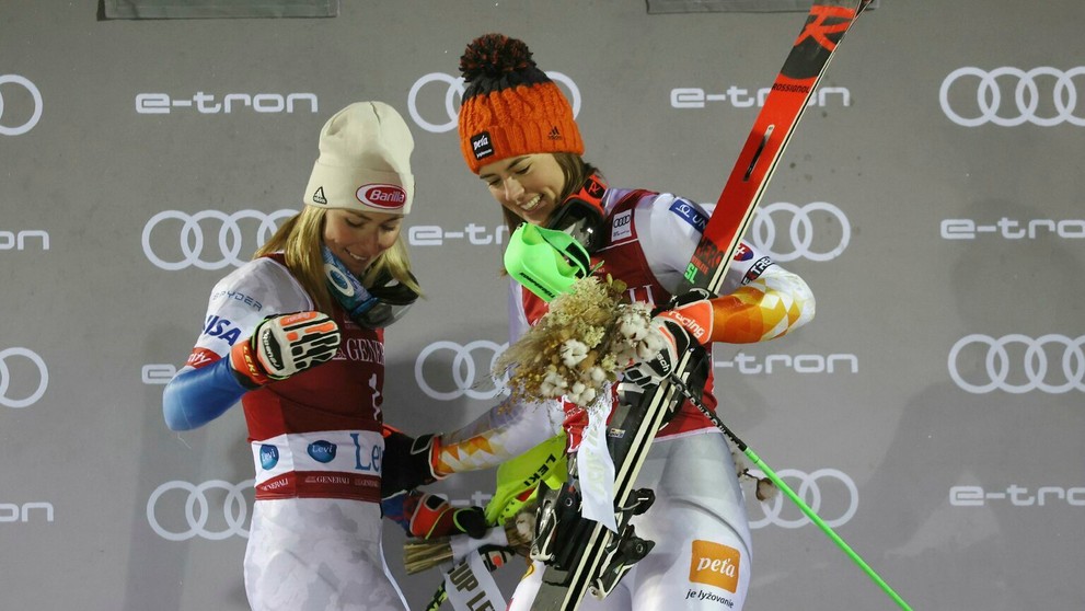 Aplské lyžiarky, sprava Petra Vlhová a Mikaela Shiffrinová na pódiu po slalome v Svetového pohára v Levi.