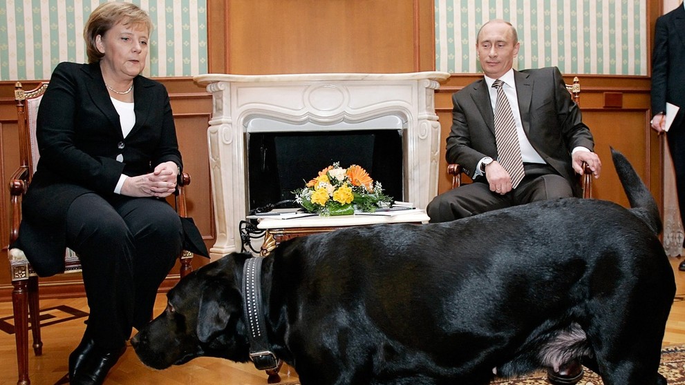 Angela Merkelová a Vladimir Putin počas stretnutia v Soči v roku 2007.