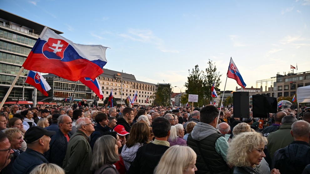 Účastníci verejného zhromaždenia na podporu Rudolfa Huliaka pred Prezidentským palácom.