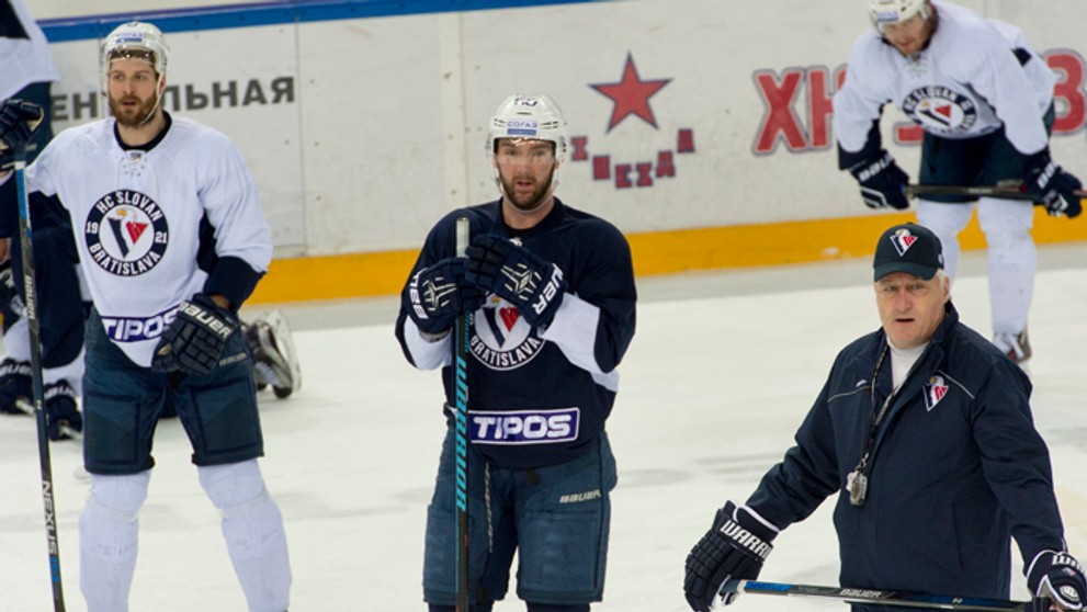 Sprava tréner Miloš Říha, obrancovia Kim Barker a Michal Sersen na tréningu.
