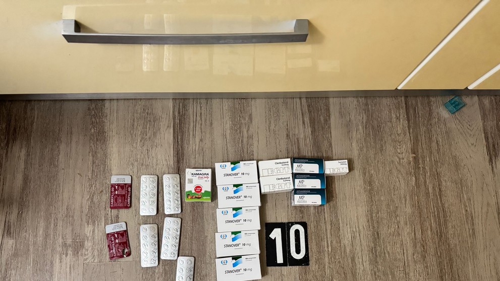 Policajti pri domových prehliadkach zaistili veľké množstvo zakázaných látok