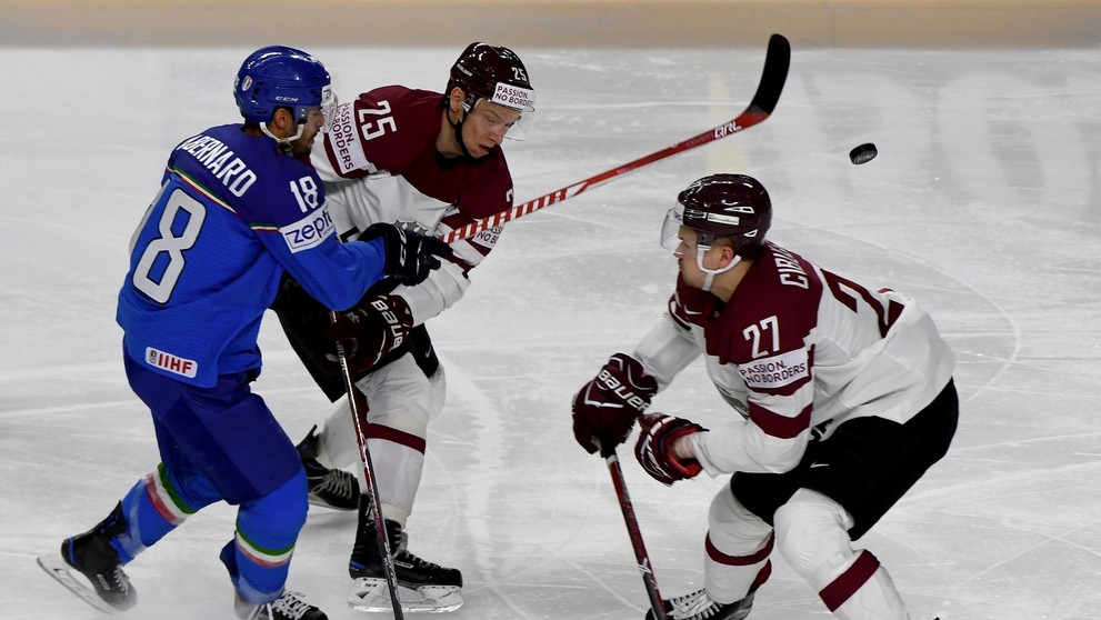 Slovinec Alexander Bonsaksen (druhý sprava) bojuje o puk s Nórom Kristianom Forsbergom (vpravo) na MS 2017.