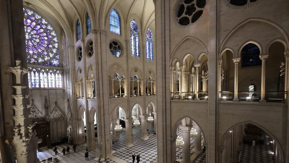 Na snímke interiér zrekonštruovanej parížskej katedrály Notre- Dame.