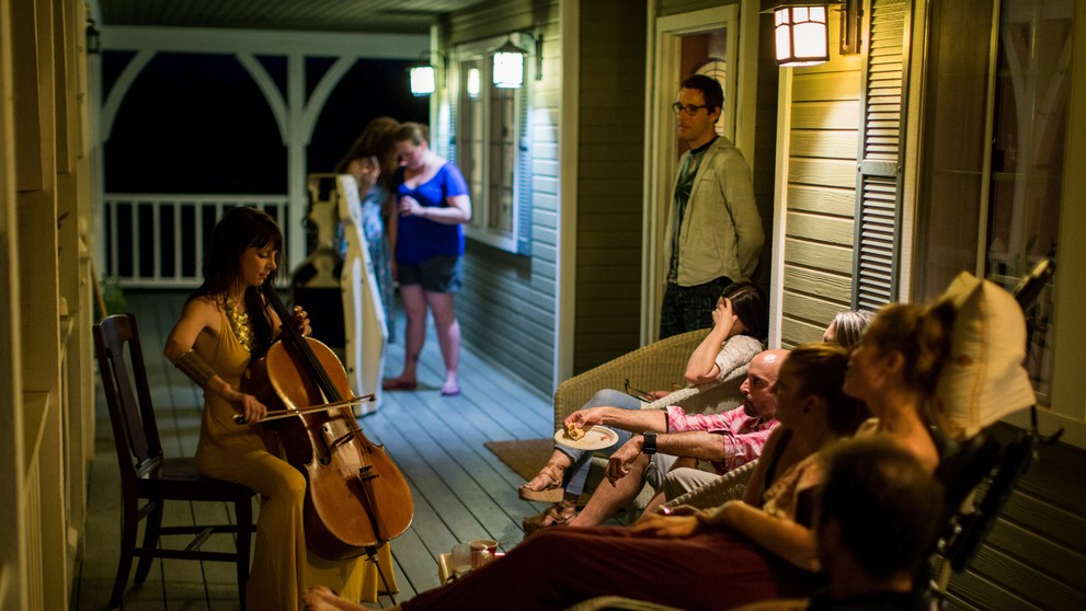 Kamarátka jej zahrala na violončelo