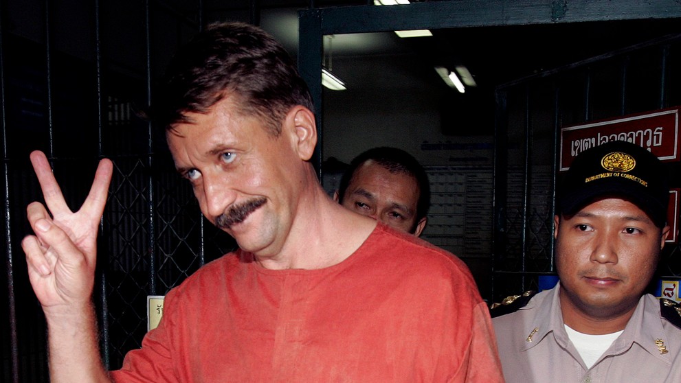 Na archívnej snímke z 11. augusta 2009 ruský obchodník so zbraňami Viktor But ukazuje znak víťazstva počas prevozu do väznice v Bangkoku. 