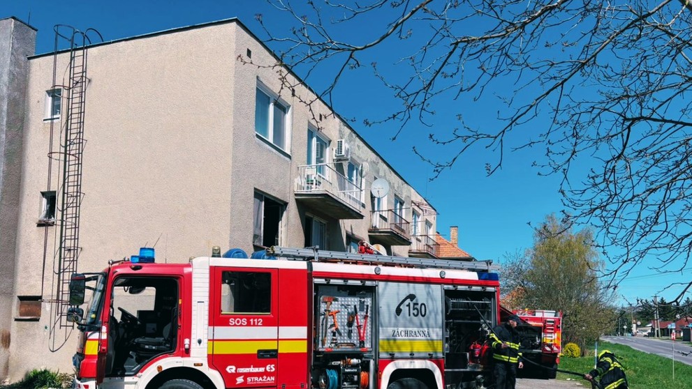 Zachránili dvoch ľudí z horiaceho bytu