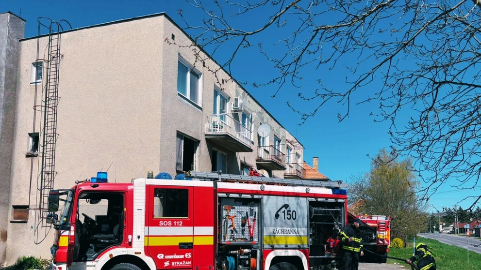 Zachránili dvoch ľudí z horiaceho bytu