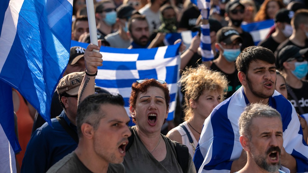 Tisícky Grékov protestovali proti plánom na zavedenie povinného očkovania