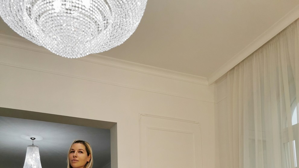 Exkluzívne zábery zo skúšky šiat počas šitia. 